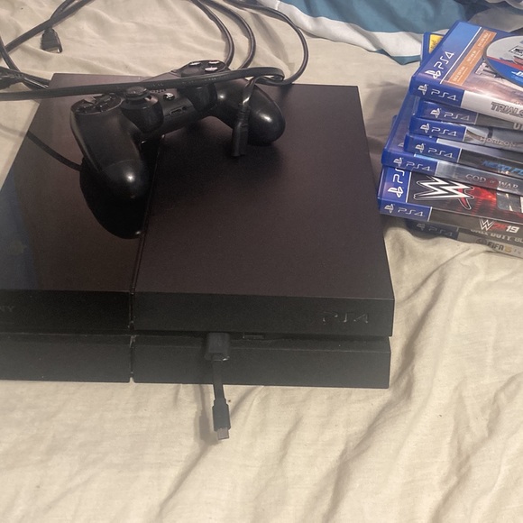 ps4 for sale comes with 9 games and works perfectly! - Picture 1 of 3